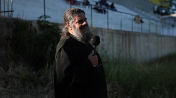 Ο ιερέας σπορτκάστερ