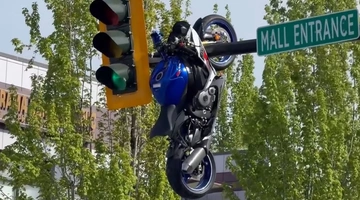 To GSXR που έκανε «κούνια μπέλα» στο φανάρι